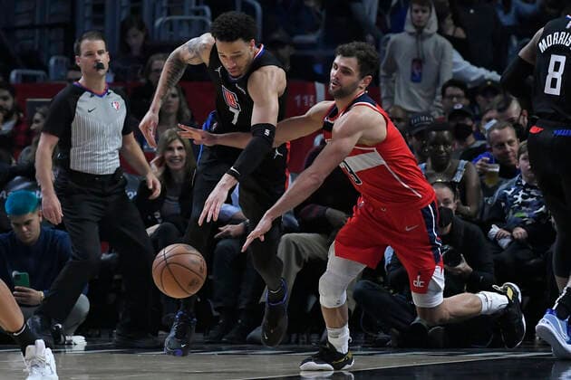 LOS ANGELES, CA - MARCH 09: LA Clippers guard Amir Coffey (7) and Washington Wizards guard Raul Neto (19) vie for the ball in the second half in a NBA, Basketball Herren, USA basketball game played on March 9, 2022 at Crypto.com Arena in Los Angeles, CA. (Photo by John McCoy Icon Sportswire) NBA: MAR 09 Wizards at Clippers Icon2203061466