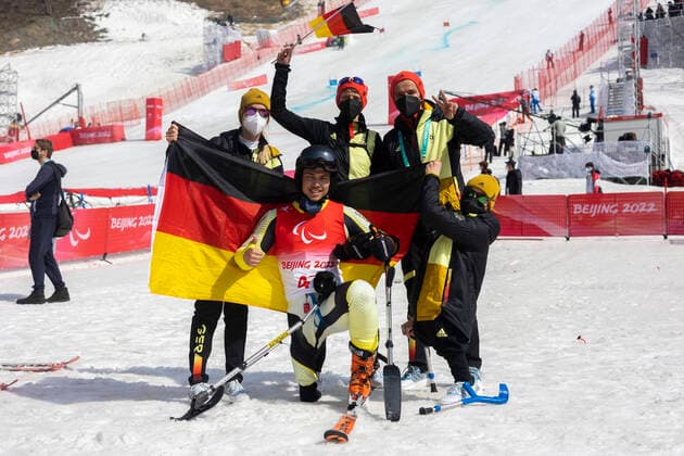 Bilder des Jahres 2022, Sport 03 März Sport Themen der Woche KW10 Sport Bilder des Tages Yanqing (China) National Alpine Center 10.03.22 Para Ski Alpin, Impressionen Team D mit KRESS, Leander (GER) vom TSV Friedberg (BAY) nach seinem 2.Lauf im Riesen Slalom. Credit: Mika Volkmann *** Yanqing China National Alpine Center 10 03 22 Para Ski Alpin, Impressions Team D with KRESS, Leander GER from TSV Friedberg BAY after his 2 run in Giant Slalom Credit Mika Volkmann