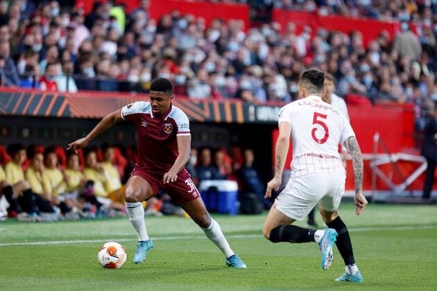 March 10, 2022, Seville, Spain: BEN JOHNSON of West Ham (L) vies for the ball with LUCAS OCAMPOS of Sevilla (R) during the Europa League Round of 16 (1st leg) soccer match between Sevilla FC and West Ham United FC at the Ramon Sanchez Pizjuan Stadium Seville Spain - ZUMAa142 20220310_zap_a142_005 Copyright: xDanielxGonzalezxAcunax