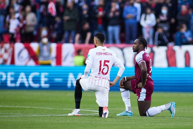 Sport Bilder des Tages March 10, 2022, SEVILLA, SEVILLA, SPAIN: Youssef En-Nesyri of Sevilla FC and Michail Antonio of West Ham gestures against racism during the UEFA Europa League round of 16 match between Sevilla FC and West Ham United at Ramon Sanchez-Pizjuan stadium on March 10, 2022, in Sevilla, Spain. SEVILLA SPAIN - ZUMAa181 20220310_zaa_a181_015 Copyright: xJoaquinxCorcherox