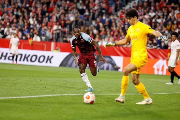 March 10, 2022, Seville, Spain: MICHAIL ANTONIO of West Ham (L) runs towards YASSINE BOUNOU of Sevilla (R) during the Europa League Round of 16 (1st leg) soccer match between Sevilla FC and West Ham United FC at the Ramon Sanchez Pizjuan Stadium Seville Spain - ZUMAa142 20220310_zap_a142_012 Copyright: xDanielxGonzalezxAcunax