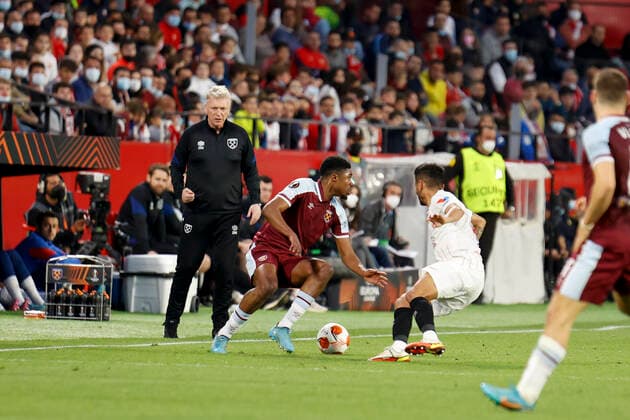 March 10, 2022, Seville, Spain: DAVID MOYES, head coach of West Ham, (L) in action in front of BEN JOHNSON of West Ham (C) during the Europa League Round of 16 (1st leg) soccer match between Sevilla FC and West Ham United FC at the Ramon Sanchez Pizjuan Stadium Seville Spain - ZUMAa142 20220310_zap_a142_016 Copyright: xDanielxGonzalezxAcunax