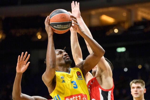 Jaleen Smith Alba Berlin, 03 , puts through, GER, Basketball, Alba Berlin vs Olympiakos Piraeus Stats Turkish Airlines EuroLeague 2021 22 , 2021 2022 season, 10 03 2022, Basketball Alba Berlin vs Olympiakos Piraeus Stats Turkish Airlines EuroLeague 2021 22 , game, 10 03 2022, Berlin. Copyright: xEibner-Pressefoto UwexKochx EP_UKH