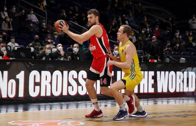 Sasha Vezenkov, Luke Sikma action game scene duel sports basketball Euroleague EL men season 2021 2022 10 03 2022 ALBA Berlin vs Olympiakos Piraeus