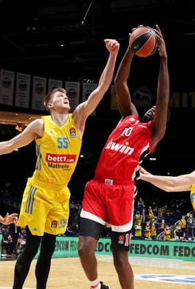 Ben Lammers, Moustapha Fall action game scene duel sports basketball Euroleague EL men season 2021 2022 10 03 2022 ALBA Berlin vs Olympiakos Piraeus