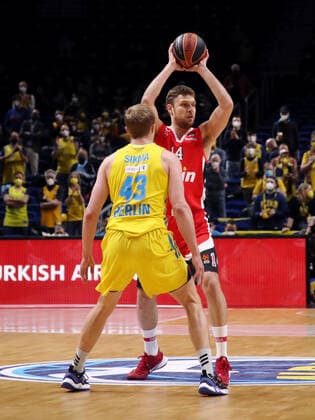 Luke Sikma, Sasha Vezenkov action game scene duel sports basketball Euroleague EL men season 2021 2022 10 03 2022 ALBA Berlin vs Olympiakos Piraeus