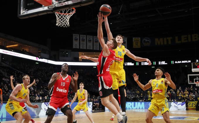 Thomas Walkup, Ben Lammers action game scene duel sports basketball Euroleague EL men season 2021 2022 10 03 2022 ALBA Berlin vs Olympiakos Piraeus