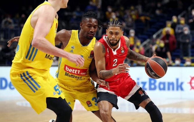 Jaleen Smith, Tyler Dorsey action game scene duel sports basketball Euroleague EL men season 2021 2022 10 03 2022 ALBA Berlin vs Olympiakos Piraeus