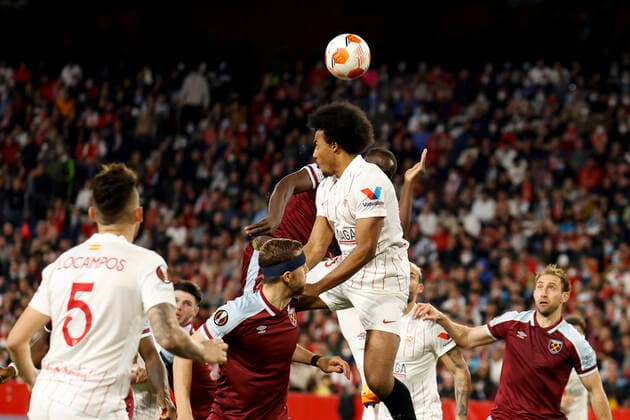 March 10, 2022, Seville, Spain: JULES KOUNDE (C) of Sevilla jumps to shoot during the Europa League Round of 16 (1st leg) soccer match between Sevilla FC and West Ham United FC at the Ramon Sanchez Pizjuan Stadium Seville Spain - ZUMAa142 20220310_zap_a142_022 Copyright: xDanielxGonzalezxAcunax