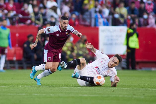 March 10, 2022, SEVILLA, SEVILLA, SPAIN: Manuel Lanzini of West Ham and Lucas Ocampos of Sevilla FC in action during the UEFA Europa League round of 16 match between Sevilla FC and West Ham United at Ramon Sanchez-Pizjuan stadium on March 10, 2022, in Sevilla, Spain. SEVILLA SPAIN - ZUMAa181 20220310_zaa_a181_025 Copyright: xJoaquinxCorcherox