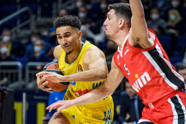 v l Maodo Lo, Giannoulis Larentzakis Olympiakos Piraeus, 05 , duel, action, fight, GER, basketball, Alba Berlin vs Olympiakos Piraeus Stats Turkish Airlines EuroLeague 2021 22 , season 2021 2022, 10 03 2022, basketball Alba Berlin vs Olympiakos Piraeus Stats Turkish Airlines EuroLeague 2021 22 , match, 10 03 2022, Berlin Copyright: xEibner-Pressefoto UwexKochx EP_UKH