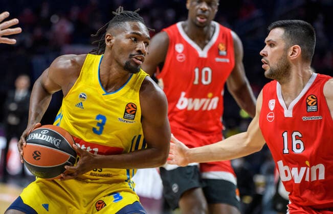 Basketball EuroLeague, ALBA Berlin Olympiakos Piraeus, 29 matchday, Mercedes Benz Arena ALBAs Jaleen Smith l fights for the ball against Olympiakos Piraeus Kostas Papanikolaou ALBA Berlin Olympiakos Piraeus
