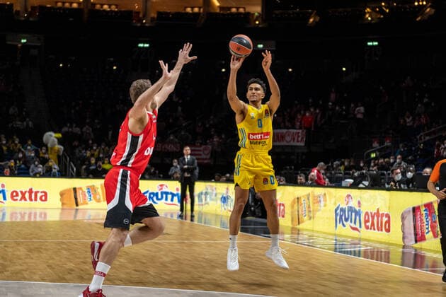 Basketball Berlin 10 03 2022 2021 2022 Euroleague Regular Season Alba Berlin Olympiakos Piraeus Maodo Lo Alba Berlin, No 00 Sasha Vezenkov Piraeus, No 14