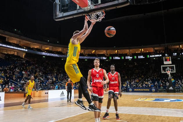 Basketball Berlin 10 03 2022 2021 2022 Euroleague Regular Season Alba Berlin Olympiakos Piraeus Ben Lammers Alba Berlin, No 55 Thomas Walkup Piraeus, No 00