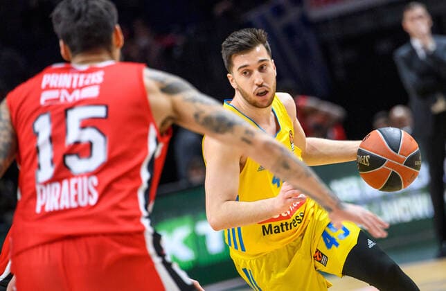 Basketball EuroLeague, ALBA Berlin Olympiakos Piraeus, 29 matchday, Mercedes Benz Arena ALBAs Tamir Blatt l fights for the ball against Georgios Printezis of Olympiakos Piraeus ALBA Berlin Olympiakos Piraeus