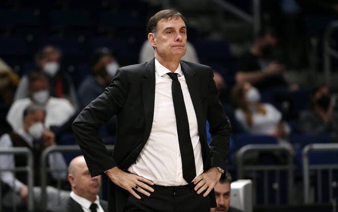 Coach Georgios Bartzokas action upper body upper body sports basketball Euroleague EL men season 2021 2022 10 03 2022 ALBA Berlin vs Olympiakos Piraeus