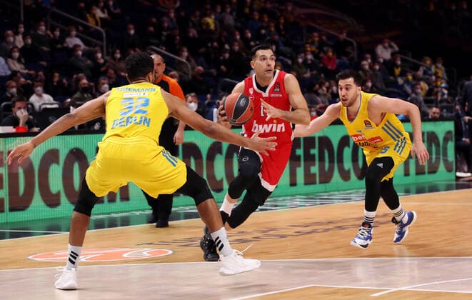 Johannes Thiemann, Kostas Sloukas, Tamir Blatt action game scene duel sports basketball Euroleague EL men season 2021 2022 10 03 2022 ALBA Berlin vs Olympiakos Piraeus