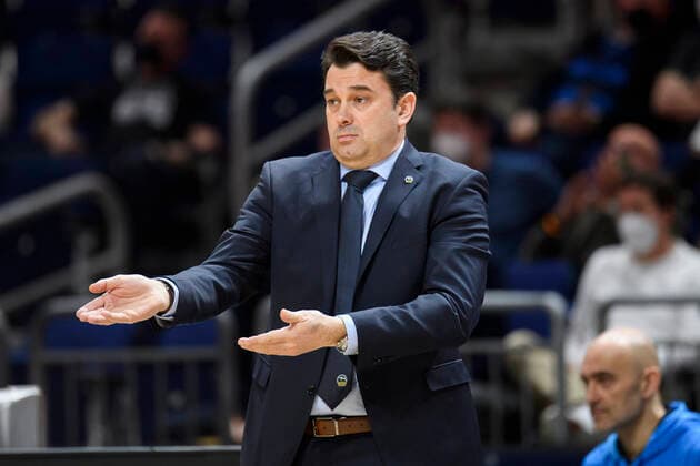 Israel Gonzalez Alba Berlin, coach , shows, points, view, GER, basketball, Alba Berlin vs Olympiakos Piraeus Stats Turkish Airlines EuroLeague 2021 22 , season 2021 2022, 10 03 2022, basketball Alba Berlin vs Olympiakos Piraeus Stats Turkish Airlines EuroLeague 2021 22 , game, 10 03 2022, Berlin Copyright: xEibner-Pressefoto UwexKochx EP_UKH