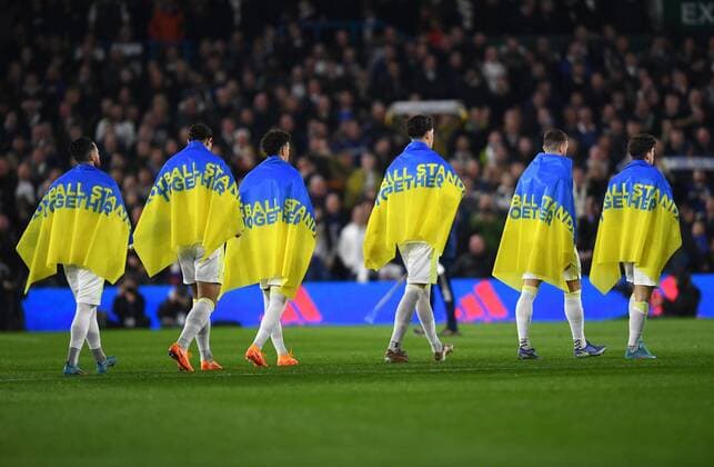 Bilder des Jahres 2022, Sport 03 März Sport Themen der Woche KW10 Sport Bilder des Tages Mandatory Credit: Photo by Anna Gowthorpe Shutterstock (12843054s) Leeds United walk onto the pitch wearing football stands together flags supporting Ukraine Leeds United v Aston Villa, Premier League, Football, Elland Road, Leeds, UK - 10 Mar 2022 EDITORIAL USE ONLY No use with unauthorised audio, video, data, fixture lists, club league logos or live services. Online in-match use limited to 120 images, no video emulation. No use in betting, games or single club league player publications. Leeds United v Aston Villa, Premier League, Football, Elland Road, Leeds, UK - 10 Mar 2022 EDITORIAL USE ONLY No use with unauthorised audio, video, data, fixture lists, club league logos or live services. Online in-match use limited to 120 images, no video emulation. No use in betting, games or single club league player publications.  Copyright: xAnnaxGowthorpe Shutterstockx 12843054s