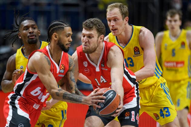v l Tyler Dorsey Olympiakos Piraeus, 02 , Sasha Vezenkov Olympiakos Piraeus, 14 , Luke Sikma Alba Berlin, 43 , one-on-one, action, fight, GER, basketball, Alba Berlin vs Olympiakos Piraeus Stats Turkish Airlines EuroLeague 2021 22 , 2021 2022 season, 10 03 2022, basketball Alba Berlin vs Olympiakos Piraeus Stats Turkish Airlines EuroLeague 2021 22 , game, 10 03 2022, Berlin Copyright: xEibner-Pressefoto UwexKochx EP_UKH