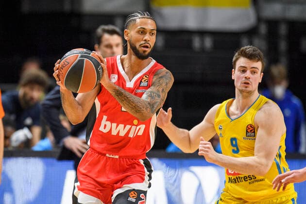 v l Tyler Dorsey Olympiakos Piraeus, 02 , Jonas Mattisseck Alba Berlin, 09 , one-on-one, action, fight, GER, basketball, Alba Berlin vs Olympiakos Piraeus Stats Turkish Airlines EuroLeague 2021 22 , season 2021 2022, 10 03 2022, basketball Alba Berlin vs Olympiakos Piraeus Stats Turkish Airlines EuroLeague 2021 22 , game, 10 03 2022, Berlin Copyright: xEibner-Pressefoto UwexKochx EP_UKH