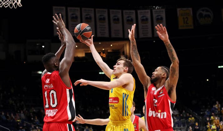Moustapha Fall, Malte Delow, Tyler Dorsey action game scene duel sports basketball Euroleague EL men season 2021 2022 10 03 2022 ALBA Berlin vs Olympiakos Piraeus