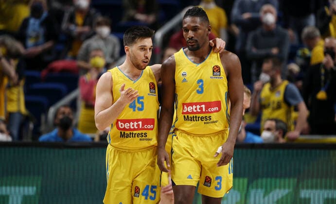 Tamir Blatt, Jaleen Smith action upper body upper body sports basketball Euroleague EL men season 2021 2022 10 03 2022 ALBA Berlin vs Olympiakos Piraeus