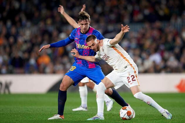 FC Barcelona, Barca v Galatasaray: Round of 16 Leg One - UEFA Europa League Berkan Kutlu of Galatasaray and Nico Gonzalez of Barcelona compete for the ball during the UEFA Europa League Round of 16 Leg One match between FC Barcelona and Galatasaray at Camp Nou on March 10, 2022 in Barcelona, Spain. Barcelona Spain  Copyright: xJosexBretonx originalFilename:breton-fcbarcel220310_np87n.jpg