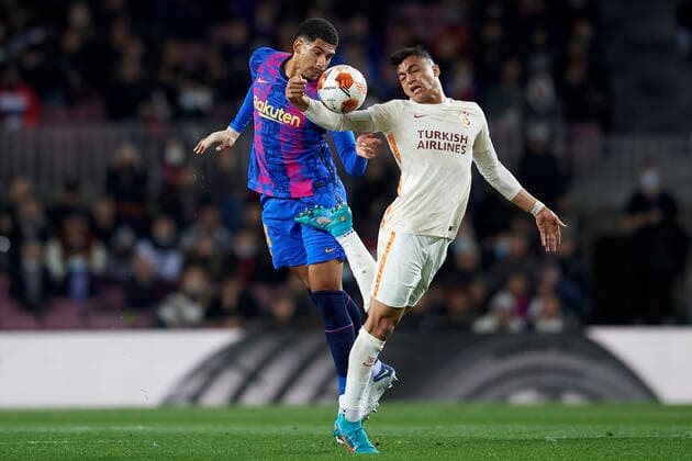 Sport Bilder des Tages FC Barcelona, Barca v Galatasaray: Round of 16 Leg One - UEFA Europa League Ronald Araujo of Barcelona and Mostafa Mohamed of Galatasaray compete for the ball during the UEFA Europa League Round of 16 Leg One match between FC Barcelona and Galatasaray at Camp Nou on March 10, 2022 in Barcelona, Spain. Barcelona Spain  Copyright: xJosexBretonx originalFilename:breton-fcbarcel220310_npwRs.jpg
