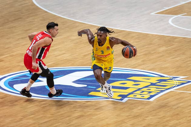 Basketball Berlin 10 03 2022 2021 2022 Euroleague Regular Season Alba Berlin Olympiakos Piraeus Jaleen Smith Alba Berlin, No 03 Kostas Sloukas Piraeus, No 11