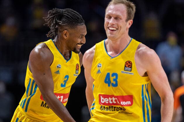 Basketball Berlin 10 03 2022 Euroleague Regular Season 2021 2022 Alba Berlin Olympiakos Piraeus Jaleen Smith Alba Berlin, No 03 Cheers Luke Sikma Alba Berlin, No 43