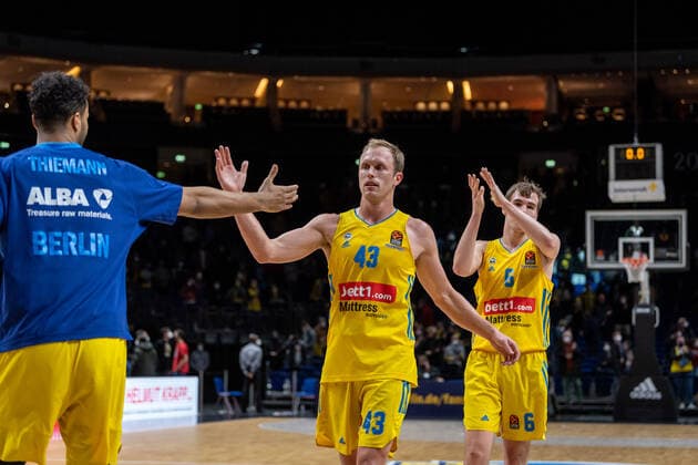 Basketball Berlin 10 03 2022 Season 2021 2022 Euroleague Regular Season Alba Berlin Olympiakos Piraeus Luke Sikma Alba Berlin, No 43 Johannes Thiemann Alba Berlin, No 32 li Malte Delow Alba Berlin, No 06 Cheers