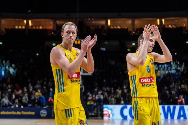 Basketball Berlin 10 03 2022 Season 2021 2022 Euroleague Regular Season Alba Berlin Olympiakos Piraeus Luke Sikma Alba Berlin, No 43 Malte Delow Alba Berlin, No 06 Cheers