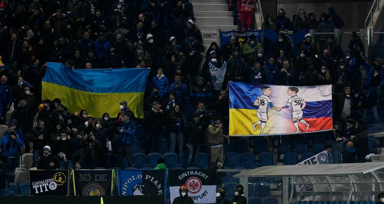 IPP20220310 Football - soccer: UEFA Europa League 2021 2022, Atalanta Bergamo - Bayer 04 Leverkusen, uno striscione dei tifosi dell™Atalanta per la pace con le bandiere di Russia e Ucraina (Verwendung nur in Deutschland - GERMANY ONLY) *** IPP20220310 Football soccer UEFA Europa League 2021 2022, Atalanta Bergamo Bayer 04 Leverkusen, uno striscione dei tifosi dell™Atalanta per la pace con le bandiere di Russia e Ucraina Use only in Germany GERMANY ONLY 