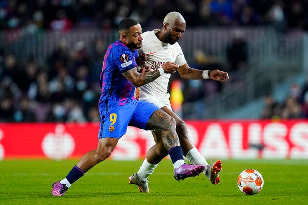 ESP: FC Barcelona, Barca v Galatasaray SK. UEFA Europa League Memphis Depay of FC Barcelona and Ryan Babel of Galatasaray SK during the UEFA Europa League match between FC Barcelona v Galatasaray SK played at Camp Nou Stadium Stadium on March 10, 2022 in Barcelona, Spain. kpng Copyright: xSergioxRuizx xPRESSINPHOTOx PS_100322_013