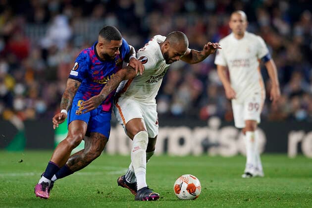 FC Barcelona, Barca v Galatasaray: Round of 16 Leg One - UEFA Europa League Memphis Depay of Barcelona and Marcao of Galatasaray compete for the ball during the UEFA Europa League Round of 16 Leg One match between FC Barcelona and Galatasaray at Camp Nou on March 10, 2022 in Barcelona, Spain. Barcelona Spain  Copyright: xJosexBretonx originalFilename:breton-fcbarcel220310_npnjB.jpg