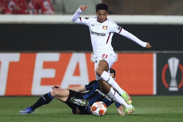 March 10, 2022, Bergamo, Italy: Bergamo, Italy, Gewiss Stadium, March 10, 2022, Amine Adli (Bayer 04 Leverkusen) and Remo Freuler (Atalanta BC) battle for the ball during Atalanta BC vs Bayer Leverkusen - football Europa League match. football Europa League match - Atalanta BC vs Bayer Leverkusen, Bergamo, Italy - ZUMAl164 20220310_zsa_l164_018 Copyright: xFrancescoxScaccianocex