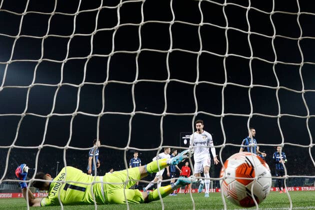 Sport Bilder des Tages March 10, 2022, Bergamo, Italy: Bergamo, Italy, Gewiss Stadium, March 10, 2022, Charles Aranguiz (Bayer 04 Leverkusen) scores his side s first goal of the match during Atalanta BC vs Bayer Leverkusen - football Europa League match. football Europa League match - Atalanta BC vs Bayer Leverkusen, Bergamo, Italy - ZUMAl164 20220310_zsa_l164_016 Copyright: xFrancescoxScaccianocex