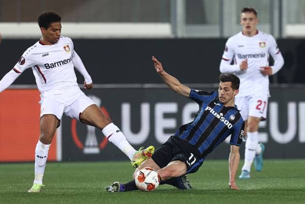 March 10, 2022, Bergamo, Italy: Bergamo, Italy, Gewiss Stadium, March 10, 2022, Amine Adli (Bayer 04 Leverkusen) and Remo Freuler (Atalanta BC) battle for the ball during Atalanta BC vs Bayer Leverkusen - football Europa League match. football Europa League match - Atalanta BC vs Bayer Leverkusen, Bergamo, Italy  - ZUMAl164 20220310_zsa_l164_017 Copyright: xFrancescoxScaccianocex
