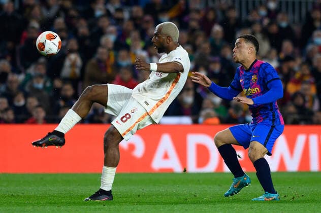March 10, 2022, Barcelona, Spain: SergiNo Dest of FC Barcelona, Barca in action with Ryan Babel of Galatasaray AS during the UEFA Europa League match between FC Barcelona and Galatasaray ASat Camp Nou in Barcelona, Spain. Barcelona Spain - ZUMAd159 20220310_zia_d159_128 Copyright: xGerardxFrancox