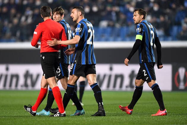 Atalanta v Bayer Leverkusen, UEFA Europa League, Bergamo, Italy Bergamo, Italy. 10th, March 2022. Merih Demiral (28) of Atalanta seen with referee Srdjan Jovanovic during the UEFA Europa League match between Atalanta and Bayer Leverkusen at Gewiss Stadium in Bergamo. Bergamo Italy  Copyright: xGonzalesxPhoto TommasoxFimianox