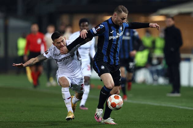 Mandatory Credit: Photo by Francesco Scaccianoce LiveMedia Shutterstock (12844052an) Teun Koopmeiners (Atalanta BC) and Charles Aranguiz (Bayer 04 Leverkusen) battle for the ball football Europa League match Atalanta BC vs Bayer Leverkusen, Gewiss Stadium, Bergamo, Italy - 10 Mar 2022 football Europa League match Atalanta BC vs Bayer Leverkusen, Gewiss Stadium, Bergamo, Italy - 10 Mar 2022  Copyright: xFrancescoxScaccianoce LiveMedia Shutterstockx 12844052an