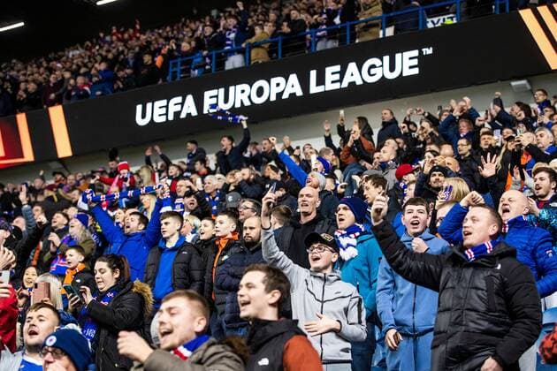 Sport Bilder des Tages Mandatory Credit: Photo by Kirk O Rourke Rangers FC Shutterstock (12843268bq) Rangers fans during the Europa League match at Ibrox Stadium, Glasgow. Rangers v Red Star Belgrade, Europa League, Round of 16, First Leg, Football, Ibrox Stadium, Glasgow, UK - 10 Mar 2022 EDITORIAL USE ONLY No use with unauthorised audio, video, data, fixture lists, club league logos or live services. Online in-match use limited to 120 images, no video emulation. No use in betting, games or single club league player publications. Rangers v Red Star Belgrade, Europa League, Round of 16, First Leg, Football, Ibrox Stadium, Glasgow, UK - 10 Mar 2022 EDITORIAL USE ONLY No use with unauthorised audio, video, data, fixture lists, club league logos or live services. Online in-match use limited to 120 images, no video emulation. No use in betting, games or single club league player publications. Copyright: xKirkxO Rourke RangersxFC Shutterstockx 12843268bq