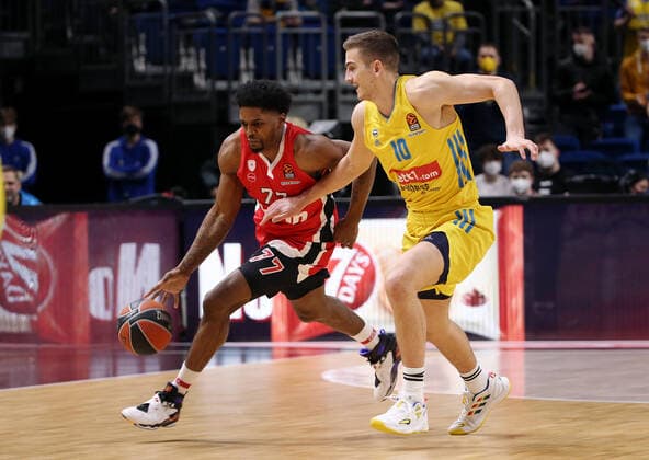 Shaquielle McKissic, Tim Schneider action game scene duel sports basketball Euroleague EL men season 2021 2022 10 03 2022 ALBA Berlin vs Olympiakos Piraeus