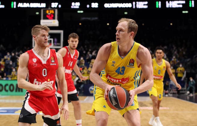 Thomas Walkup, Luke Sikma action game scene duel sports basketball Euroleague EL men season 2021 2022 10 03 2022 ALBA Berlin vs Olympiakos Piraeus
