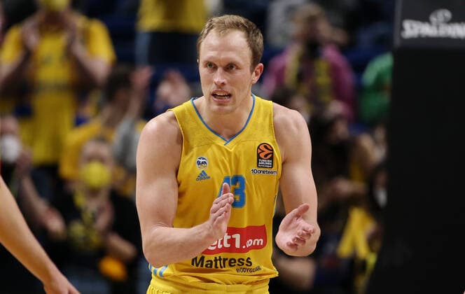 Luke Sikma cheering clapping action upper body upper body sports basketball Euroleague EL men season 2021 2022 10 03 2022 ALBA Berlin vs Olympiakos Piraeus