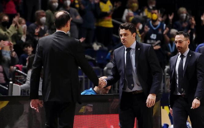 Coach Georgios Bartzokas, coach Israel Gonzales shake hands after the game Sports Basketball Euroleague EL Men Season 2021 2022 10 03 2022 ALBA Berlin vs Olympiakos Piraeus