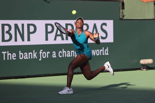 INDIAN WELLS, CA - MARCH 10: Sloane Stephens (USA) hits a forehand during the BNP Paribas Open on March 10, 2022 at Indian Wells Tennis Garden in Indian Wells, CA. (Photo by George Walker Icon Sportswire) TENNIS: MAR 10 BNP Paribas Open Icon220310037