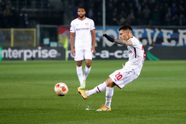 BERGAMO, ITALY - MARCH 10: Charles Aranguiz midfielder Bayer 04 Leverkusen in action during the Europa League football match between Atalanta and Leverkusen at Gewiss Stadium on March 10, 2022 in Bergamo, Italy. (Photo by Stefano Nicoli Speed Media Icon Sportswire) SOCCER: MAR 10 Europa League - Leverkusen at Atalanta Icon220310003