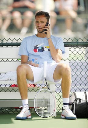 Mandatory Credit: Photo by Ella Ling Shutterstock (12842975dg) Daniil Medvedev of Russia on his phone during practice BNP Paribas Open, Tennis, Day 2, Indian Wells Tennis Garden, California, USA - 10 Mar 2022 BNP Paribas Open, Tennis, Day 2, Indian Wells Tennis Garden, California, USA - 10 Mar 2022 Copyright: xEllaxLing Shutterstockx 12842975dg